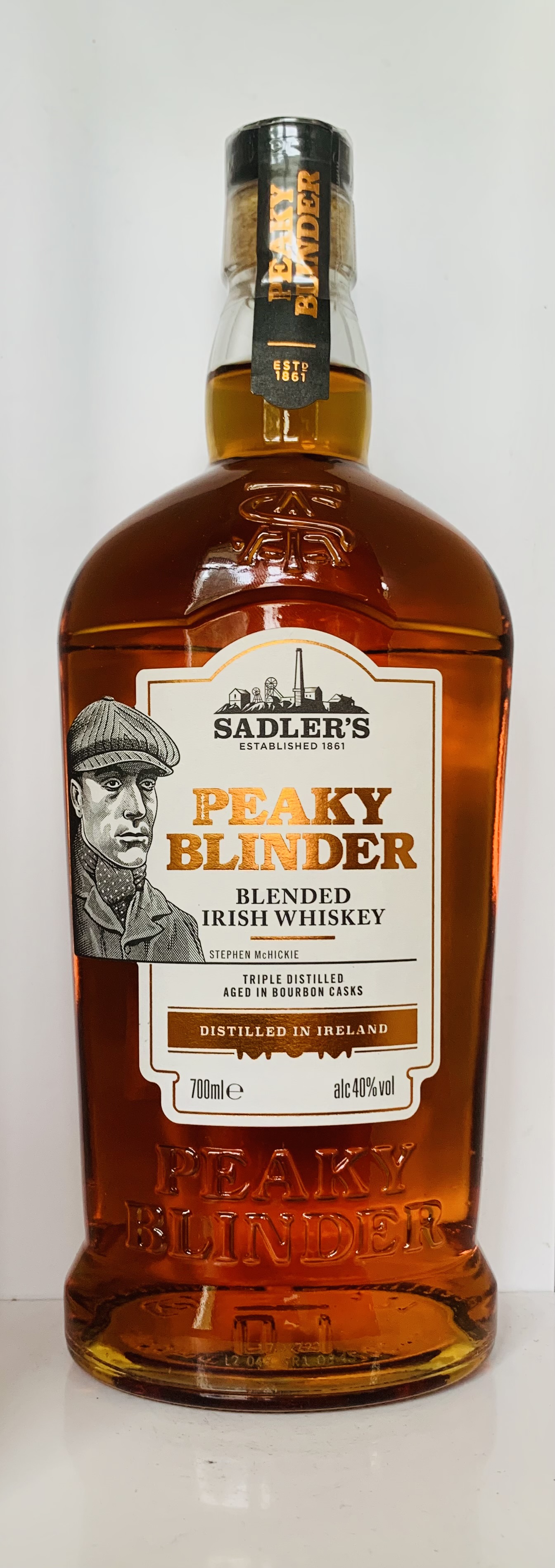 Peaky Blinder Irish Whiskey mit Gatsby Style Cap und Razor Pin Badge